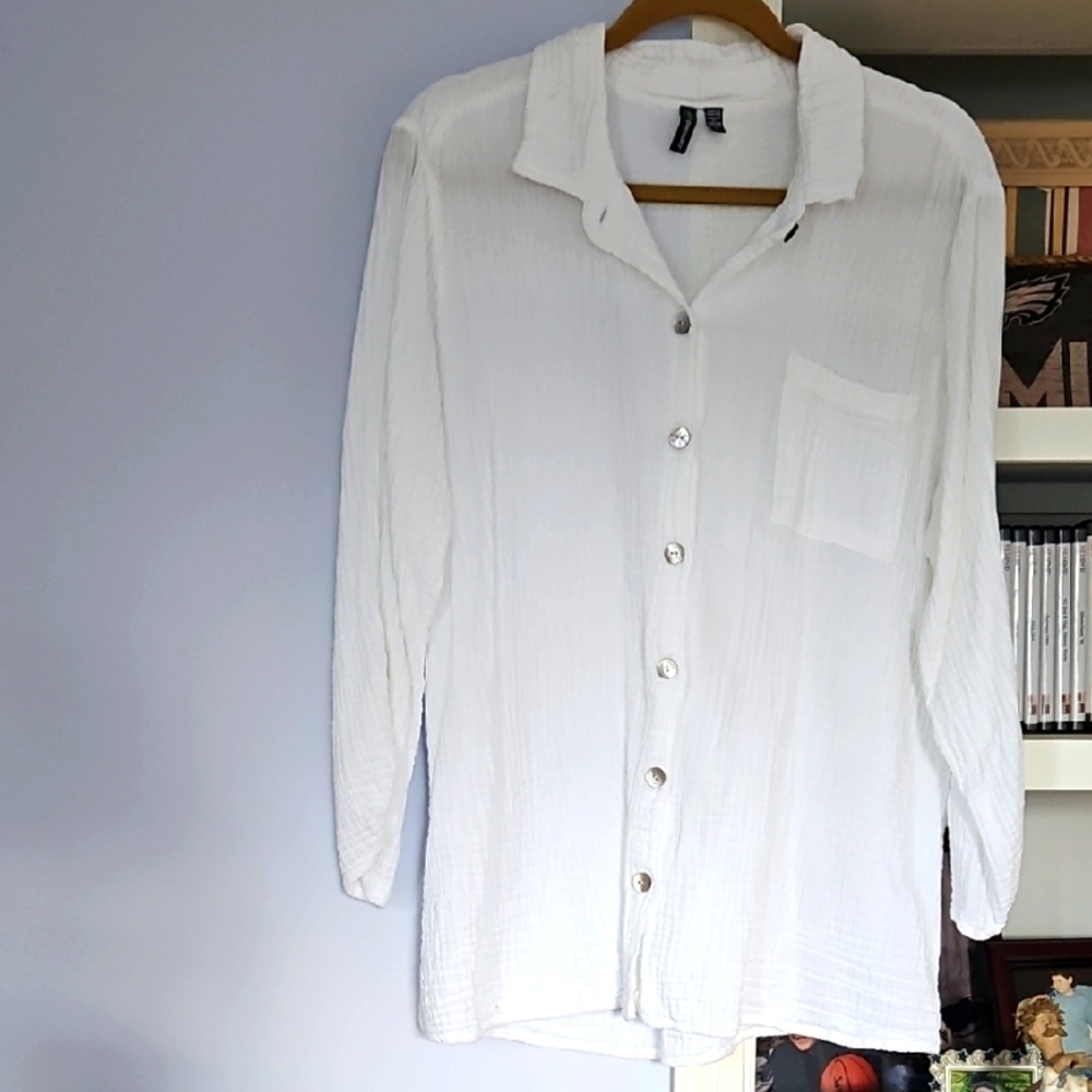 Women's Gauze-like Shirt, 100% Cotton, Roll-up Sleeves, Pearlized Buttons. EUC